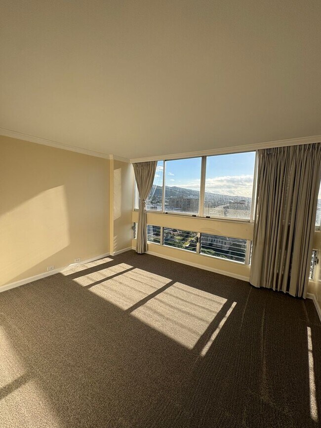 Photo - 2 bedroom, 2 bath, 1 parking Banyan Tree Plaza (Punahou) Unidad 2005