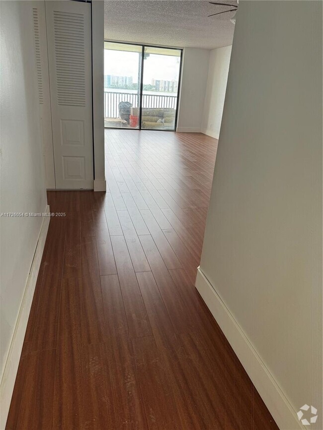 Building Photo - 117 Lake Emerald Dr Unit 202 Rental