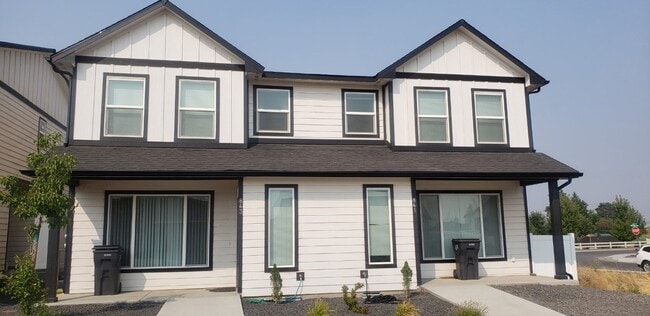 Building Photo - Modern design 3 bed, 2.5 bath duplex Unit 841 Greenfield Dr