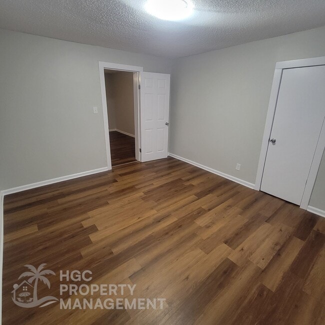 Photo - 805 Moore St