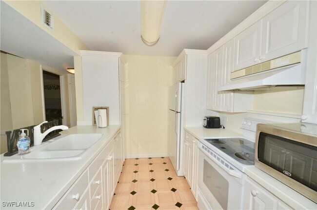 Photo - 555 Park Shore Dr Unidad B-309