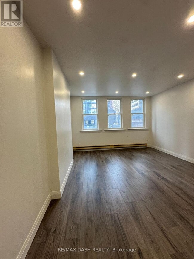 Photo - 565 Yonge St