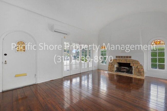 1107 Superba Ave