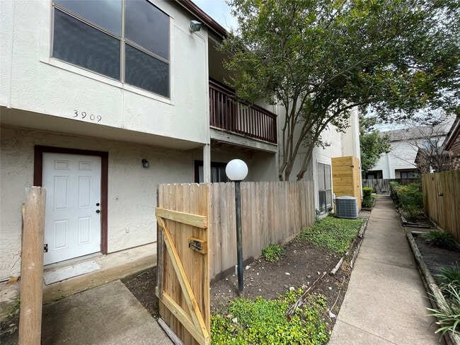 Photo - 3909 Tanglewilde St Unit 3909