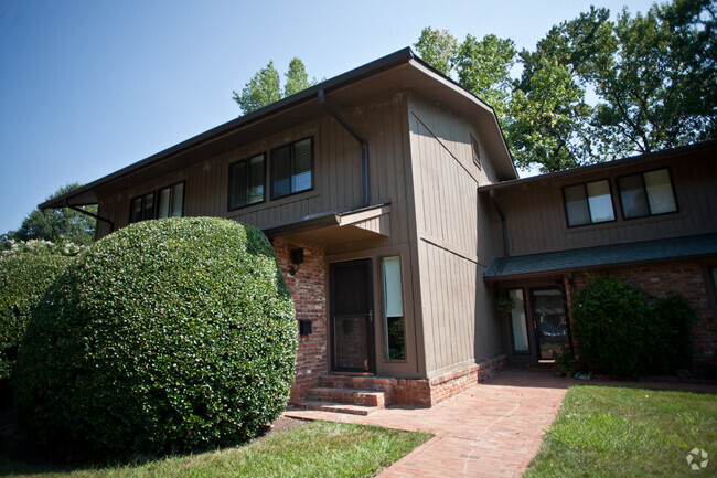 Building Photo - Cute 2-bedroom townhome in The Oaks!