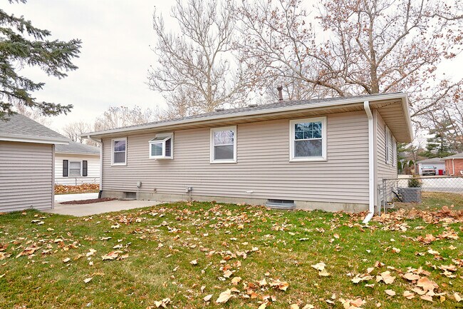 Photo - 409 SW Ash Dr