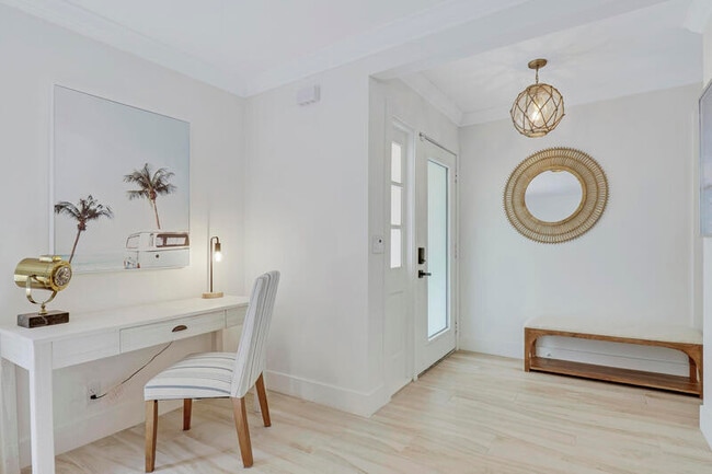 Photo - 9 W Riverside Dr