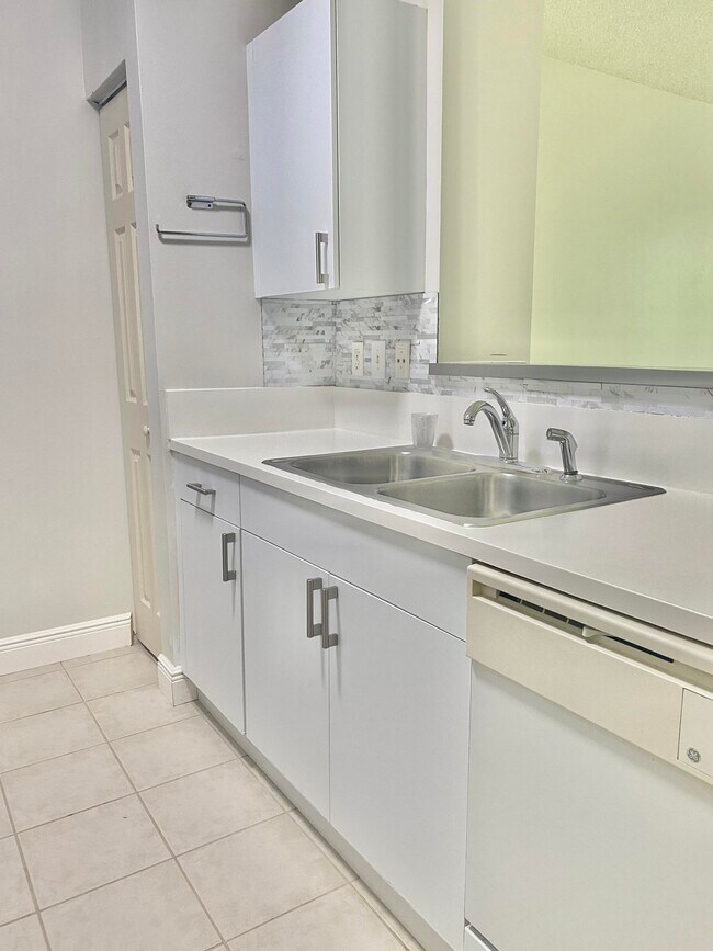 Photo - 630 S Sapodilla Ave Unit 204
