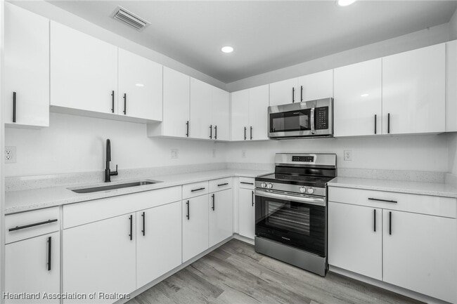 Photo - 114 Atlas Ct NW