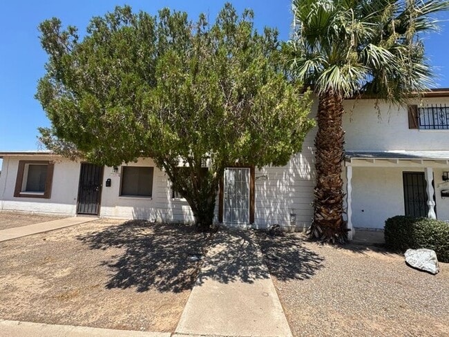 Building Photo - Holiday Gardens 3br Townhome