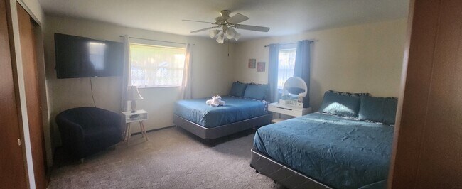2nd spacious bedroom with TWO QUEEN beds - 5914 Wilson Dr