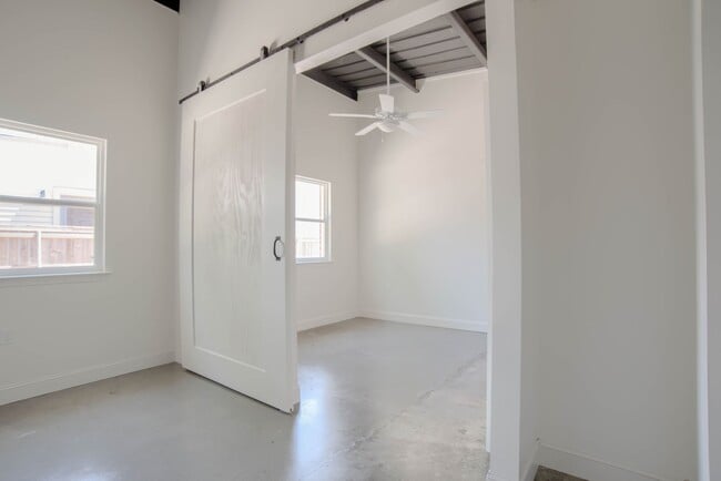 Photo - 728 Desire St