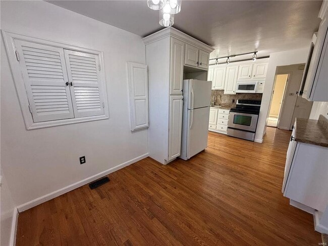 Photo - Discover this beautifully refreshed 2-bed, 2-bath gem in St. Ann!