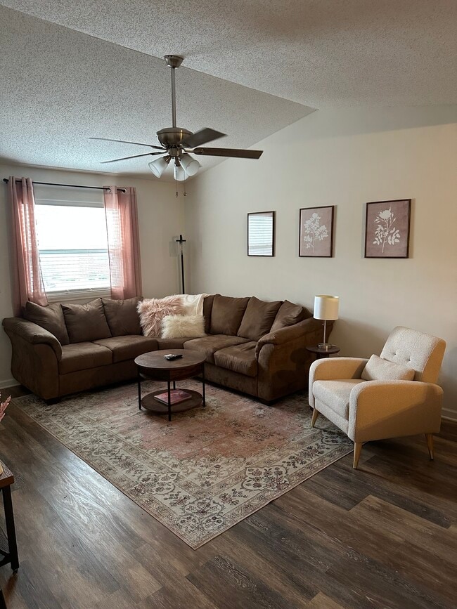 Building Photo - 115 Mesa Dr Unit 115 Mesa Drive Rental