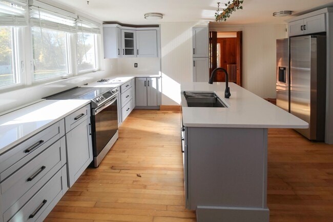 Photo - Beautiful 3-Bedroom Colonial on 1.3 Acres ...