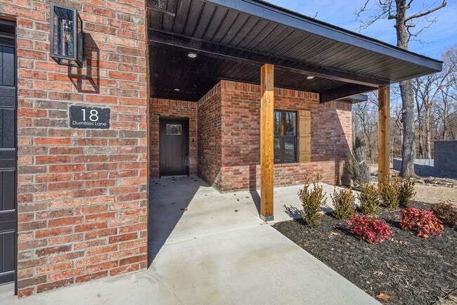 Photo - 18 Dumfries Ln