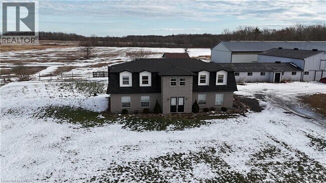 Photo - 38 ELEVENTH Road E