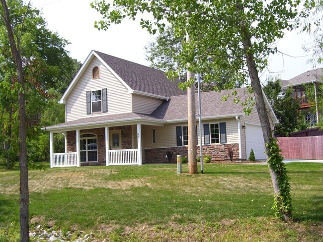 Building Photo - 3 Bedroom 2.5 Bathroom Home