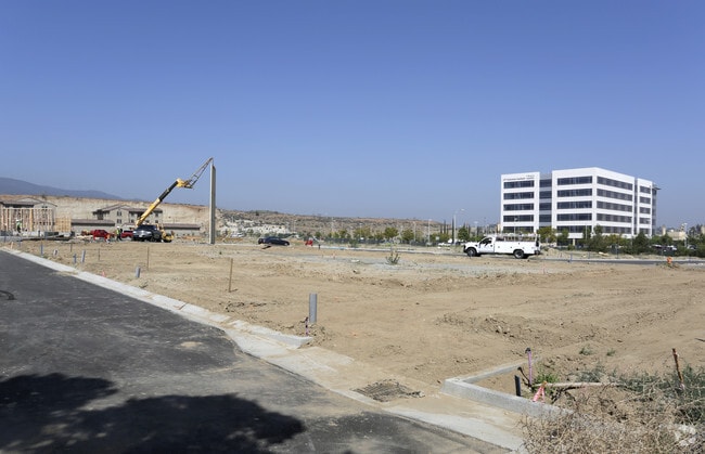 Primary Photo - Dos Lagos Live/Work