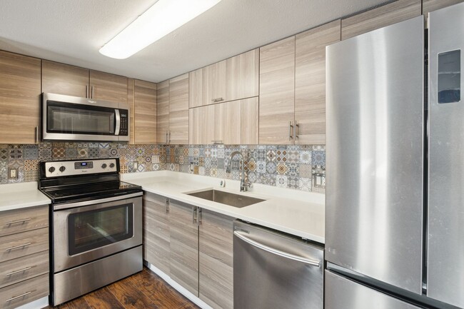 Stunningly Updated 1bed 1bath Townhome wit... - Stunningly Updated 1bed 1bath Townhome wit...