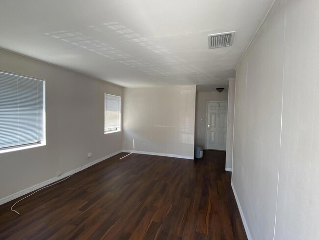 Photo - 816 W 4th St