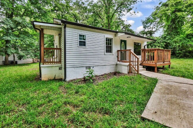 Photo - Charming 2-bed 1-bath home minutes from shopping, APSU, and dining.