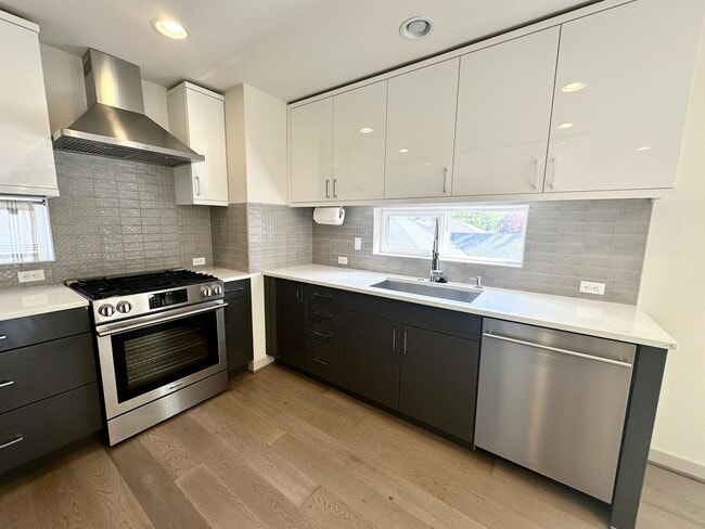 Photo - Modern 3-bed, 2.5-bath Townhome in Wedgwood.