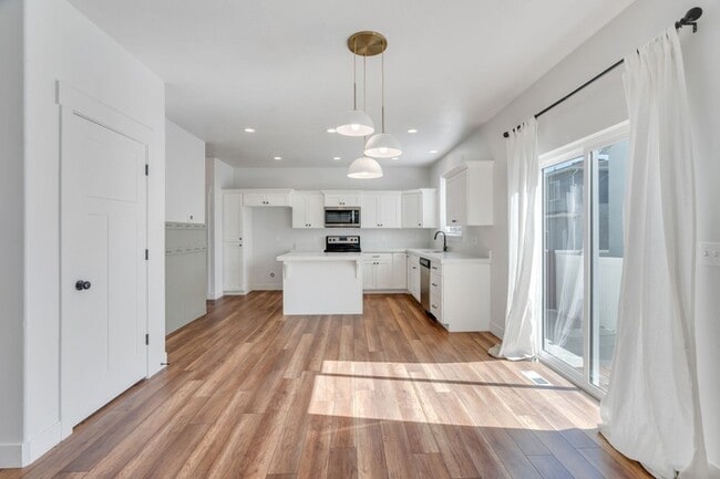 Photo - 564 N 40 W St