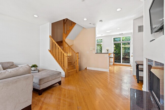 Photo - 1350 W Byron St