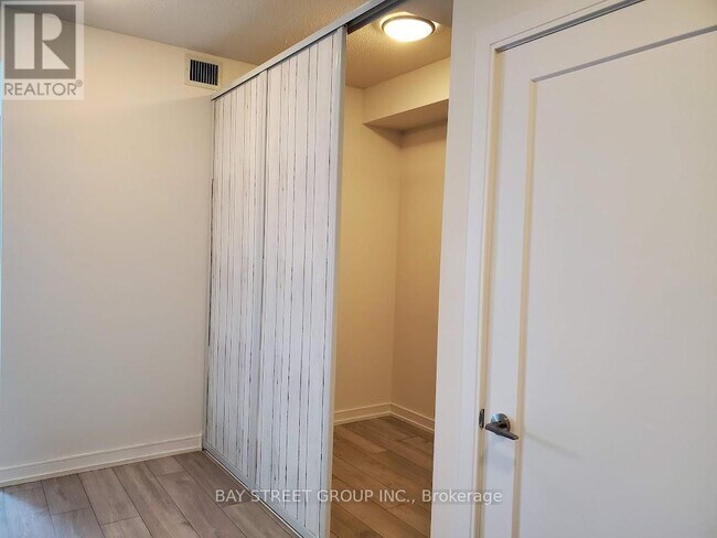 Photo - 225 Village Green Square Unité 2905