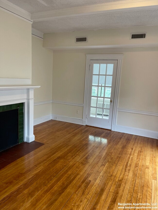 Photo - 1487 Beacon St