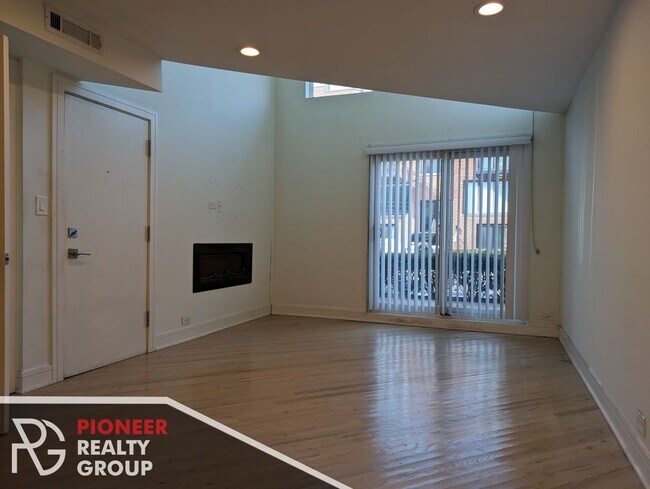 Photo - 944 W Grace St Unit 944D201