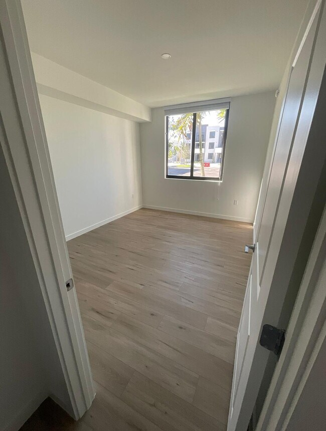 Photo - 655 W 73rd Pl Unidad A2