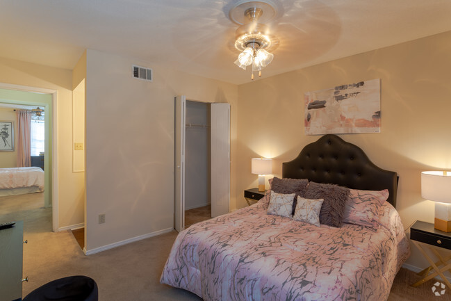 2BR,1.5BA - The Estates At Lafayette Square Apartments
