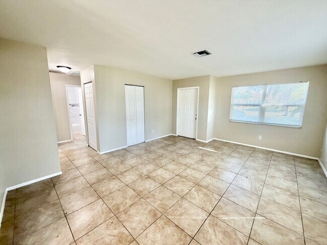 Photo - PIKUS (4601 24th Pl SW) Unidad #4611 (A)