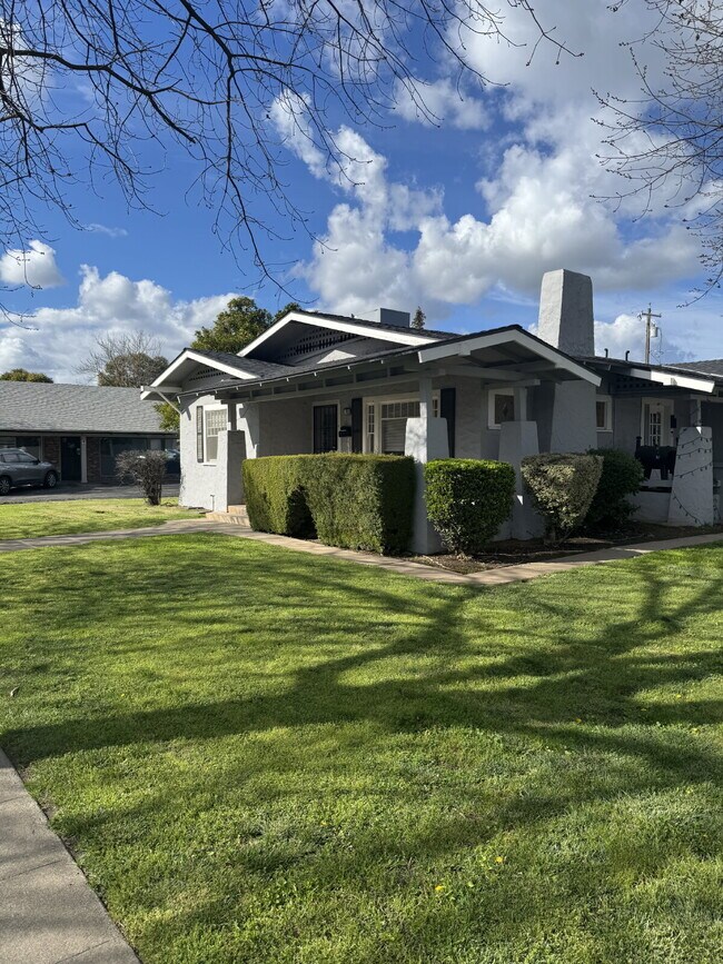 MOVE IN SPECIAL!! 
Welcome to this charming 1-bedroom, 1-bathroom home located in a convenient Me...