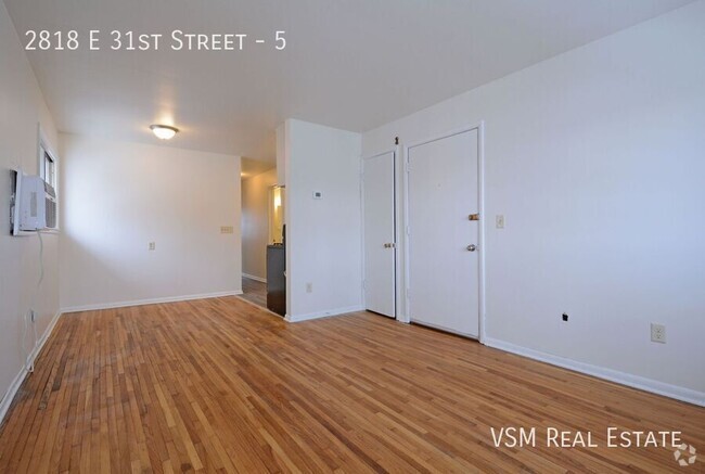 Building Photo - **Move In Special!** Spacious 2-Bedroom Up... Unit 5 Rental