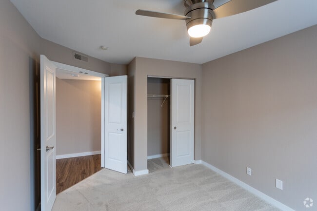 2BR, 1BA - 900SF