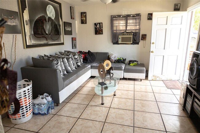 Photo - 1231 Herschell St