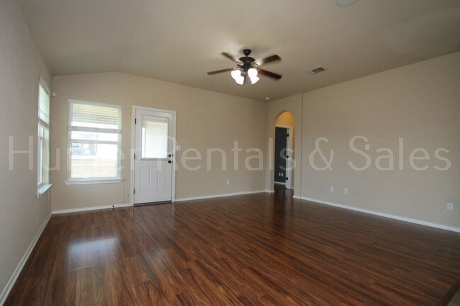 Photo - New in Management ! Spacious & Stylish Liv...