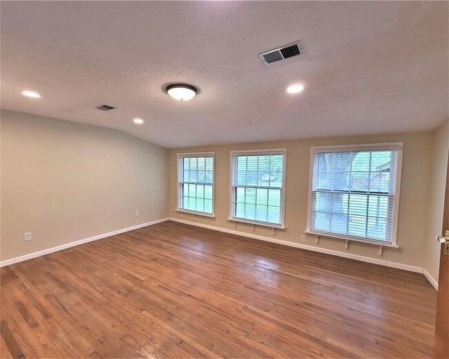 Photo - 503 Riveredge Dr