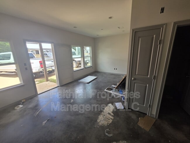 Photo - 405 N Logan Ln