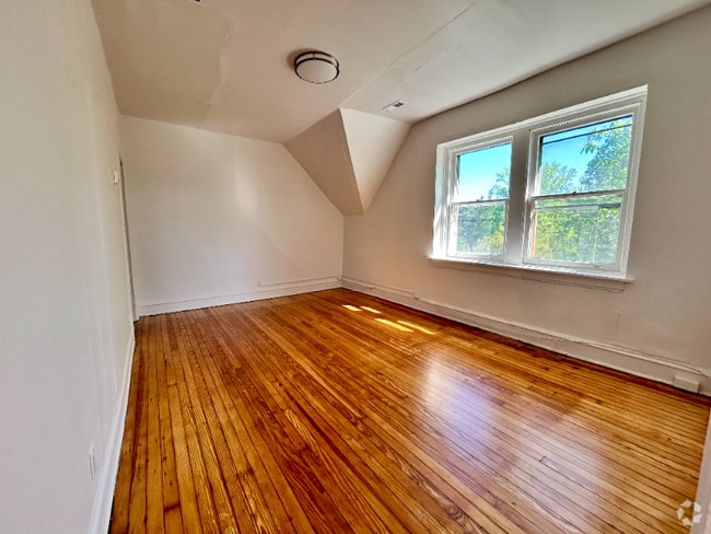 Building Photo - 2010 Woodlawn Ave Unit 4 Rental