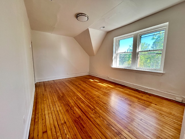 Photo - 2010 Woodlawn Ave Apartment Unit 4