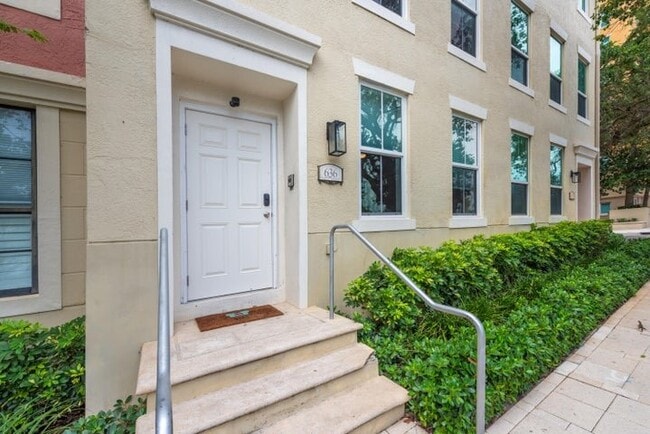 Photo - 636 Fern St