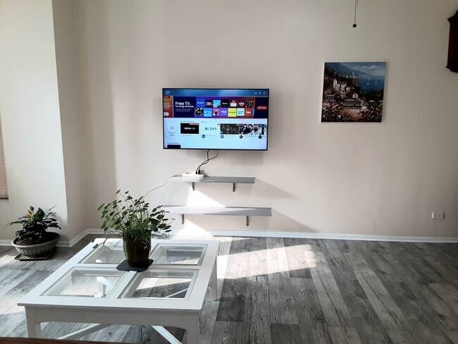 unit 1 living room - 827 S Laflin St