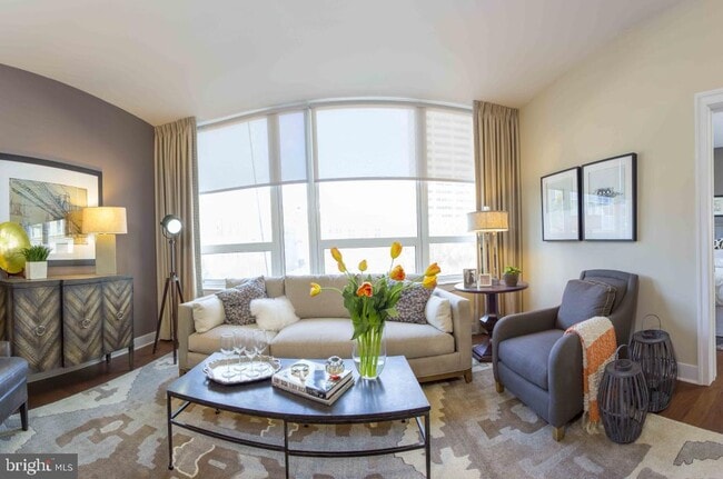 Photo - 2000-24-1924 Arch St