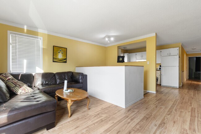 Photo - 9322-9374 74 Ave