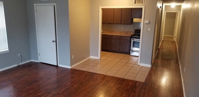 Photo - 1307-09 Halcomb ln