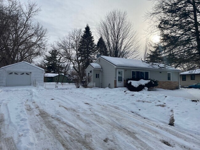 Photo - 1504 Laurie Rd E